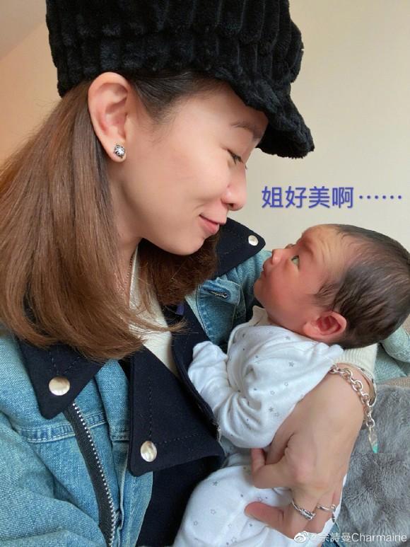 Kế Hoàng hậu Xa Thi Mạn trổ tài dỗ em bé nhưng ai cũng chỉ dán mắt vào điều này-5