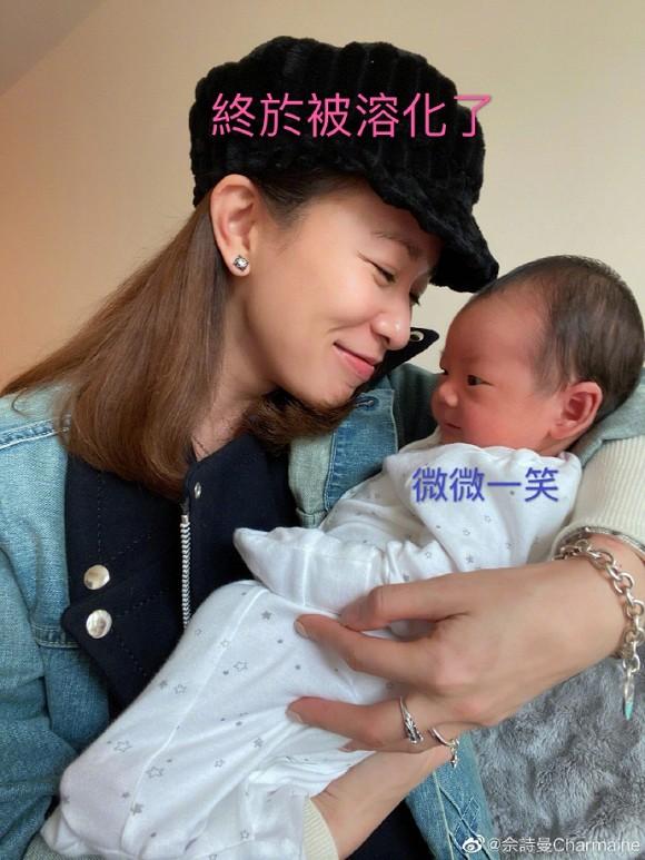 Kế Hoàng hậu Xa Thi Mạn trổ tài dỗ em bé nhưng ai cũng chỉ dán mắt vào điều này-7