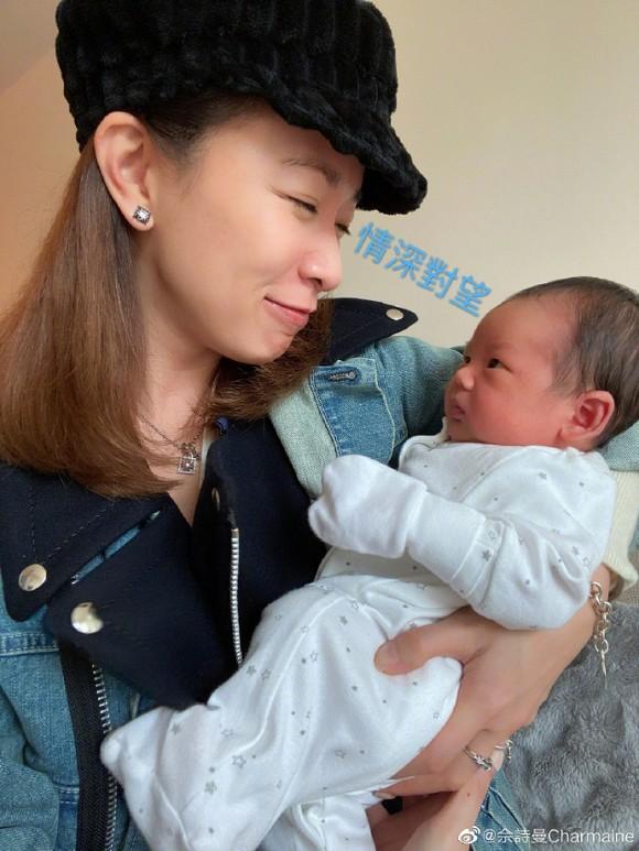 Kế Hoàng hậu Xa Thi Mạn trổ tài dỗ em bé nhưng ai cũng chỉ dán mắt vào điều này-8