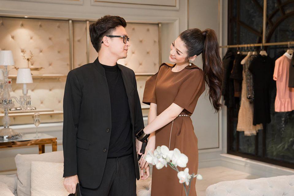 Điều chưa biết về ông xã của Á hậu Tú Anh: Chăm con cực khéo và hát cũng rất hay-5