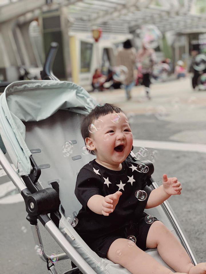 Điều chưa biết về ông xã của Á hậu Tú Anh: Chăm con cực khéo và hát cũng rất hay-6