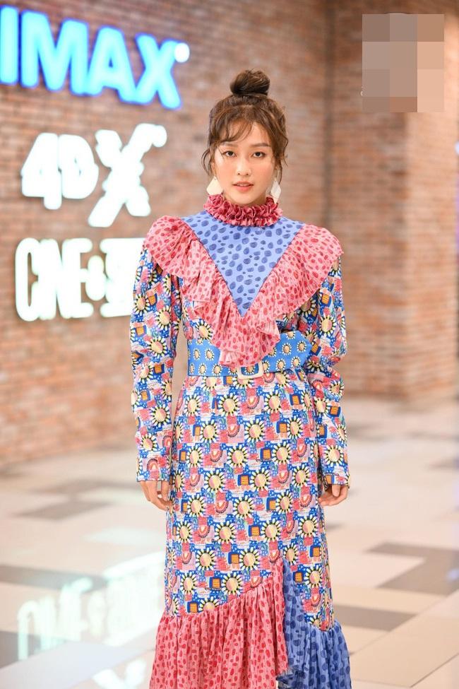 Lynk Lee lên đồ sự kiện mà như đi chợ đầu ngõ - Ngọc Trinh để lộ chân xương xẩu như cành cây-3