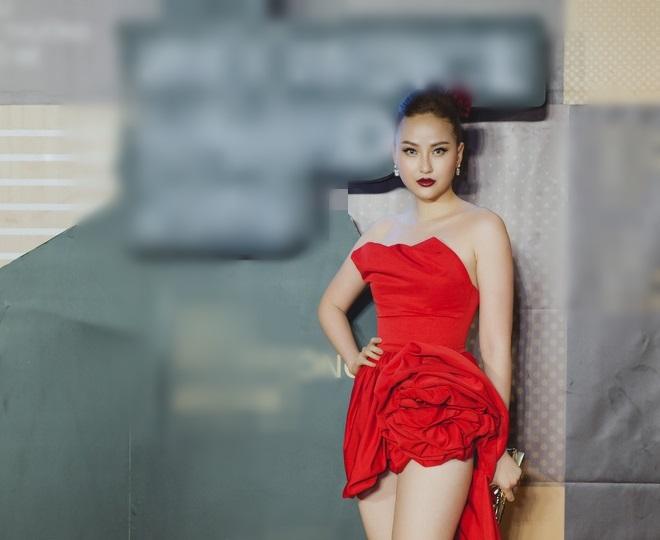 Lisa lần đầu để tóc mái rẽ ngôi khoe trán sân bay - Park Min Young lộ lớp nền bóng dầu, lệch tông-1