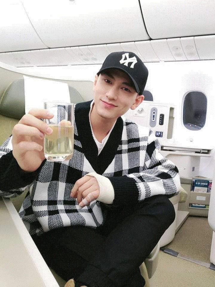 Xương ngón tay gãy đôi, Isaac vẫn biểu diễn như không có gì xảy ra-2