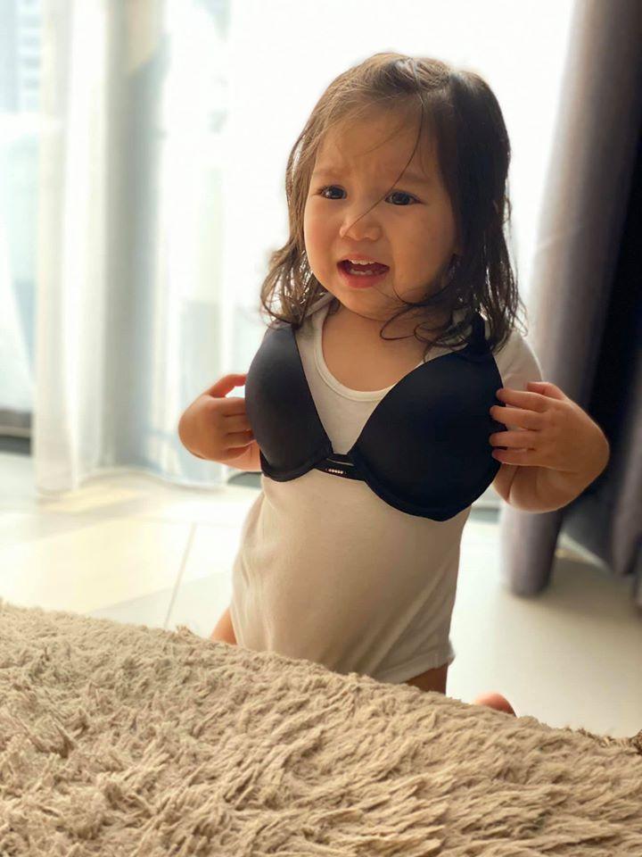 Con gái Hà Anh đòi mặc áo ngực của mẹ, biểu cảm khó đỡ khiến ai cũng bật cười-3