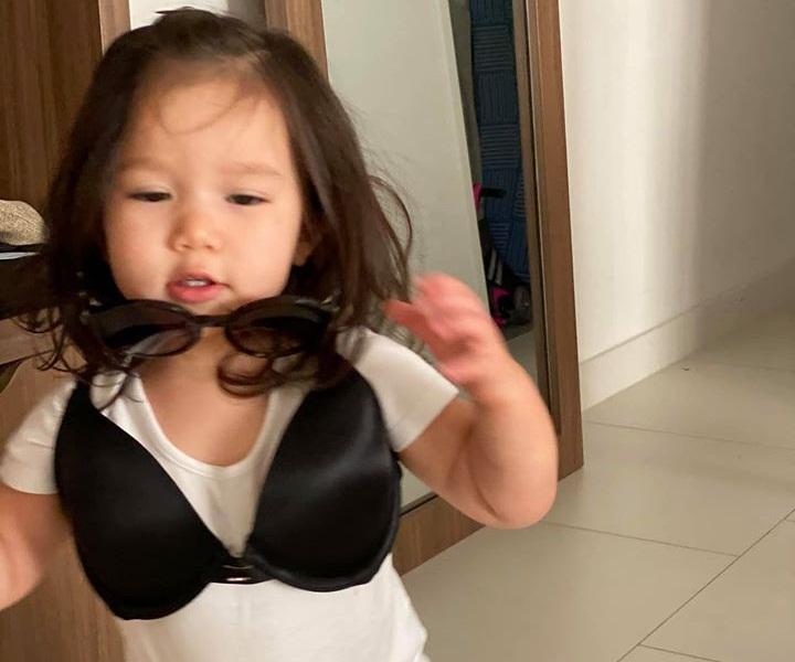 Con gái Hà Anh đòi mặc áo ngực của mẹ, biểu cảm khó đỡ khiến ai cũng bật cười-2