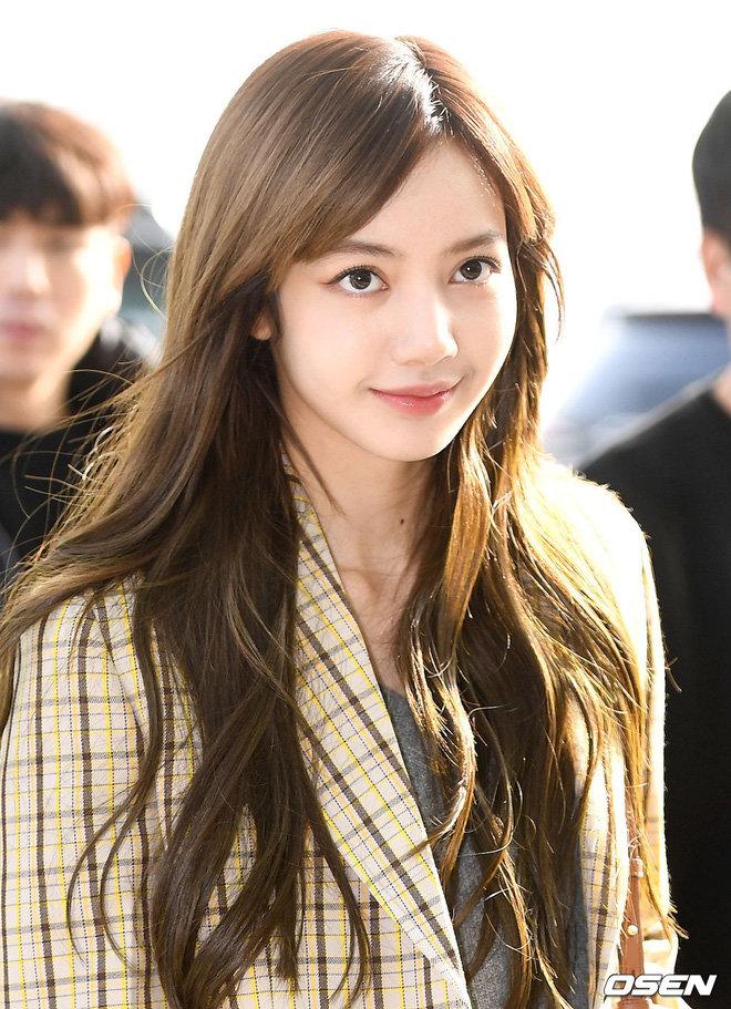 Lisa lần đầu để tóc mái rẽ ngôi khoe trán sân bay - Park Min Young lộ lớp nền bóng dầu, lệch tông-5