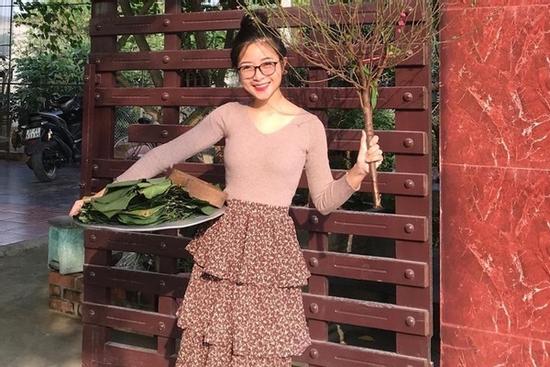 Vợ sắp cưới Văn Đức gói bánh chưng, bạn gái Văn Toàn làm đẹp trước Tết