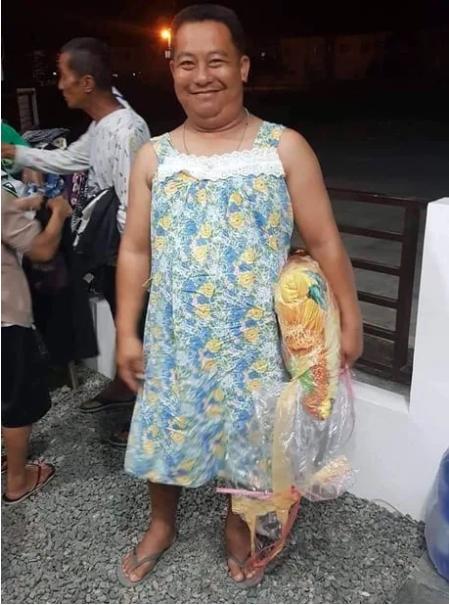 Đang vội sơ tán vì núi lửa, các chàng trai Philippines vẫn tranh thủ tạo dáng với đầm ngủ, giày cao gót từ các nhà hảo tâm-10