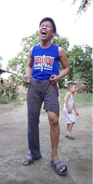 Đang vội sơ tán vì núi lửa, các chàng trai Philippines vẫn tranh thủ tạo dáng với đầm ngủ, giày cao gót từ các nhà hảo tâm-12