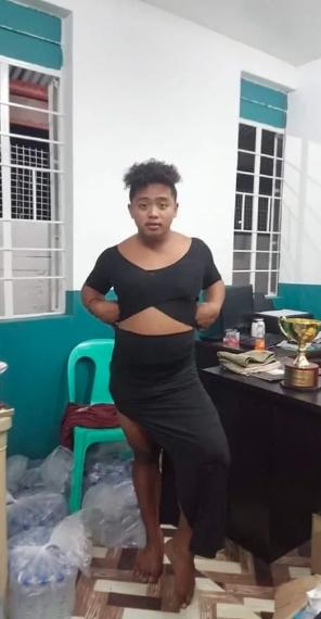 Đang vội sơ tán vì núi lửa, các chàng trai Philippines vẫn tranh thủ tạo dáng với đầm ngủ, giày cao gót từ các nhà hảo tâm-13