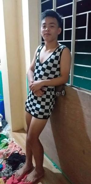 Đang vội sơ tán vì núi lửa, các chàng trai Philippines vẫn tranh thủ tạo dáng với đầm ngủ, giày cao gót từ các nhà hảo tâm-14