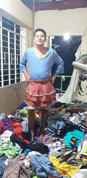 Đang vội sơ tán vì núi lửa, các chàng trai Philippines vẫn tranh thủ tạo dáng với đầm ngủ, giày cao gót từ các nhà hảo tâm-15