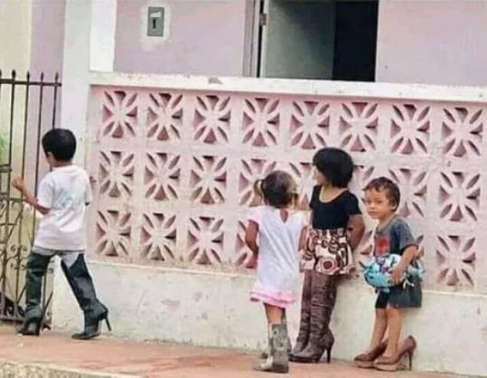 Đang vội sơ tán vì núi lửa, các chàng trai Philippines vẫn tranh thủ tạo dáng với đầm ngủ, giày cao gót từ các nhà hảo tâm-6