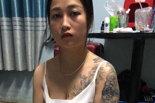 Cô gái xăm trổ ở ngực và tay bị bắt khi bán ma túy cho khách trong quán karaoke-1