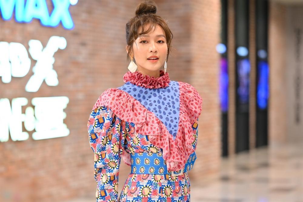 Được vinh danh top 100 người đẹp nhất châu Á mà Khả Ngân ăn mặc kiểu gì thế này?-2