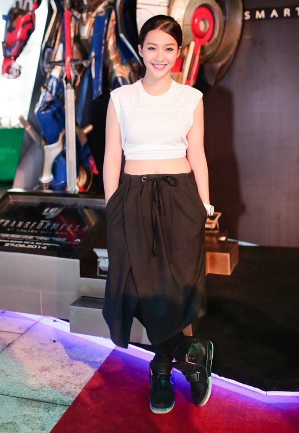 Được vinh danh top 100 người đẹp nhất châu Á mà Khả Ngân ăn mặc kiểu gì thế này?-4