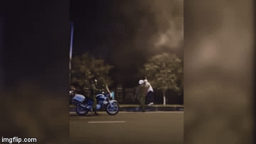 Clip: Thanh niên số nhọ, đang đốt pháo giữa đường thì gặp ngay cảnh sát-2