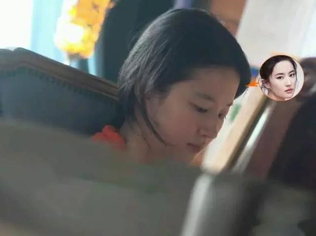 Nhan sắc ngoài đời của Lưu Diệc Phi khi không make up: Làn da đáng ngưỡng mộ nhưng vẫn bị chê bai vì quá xuề xoà-1