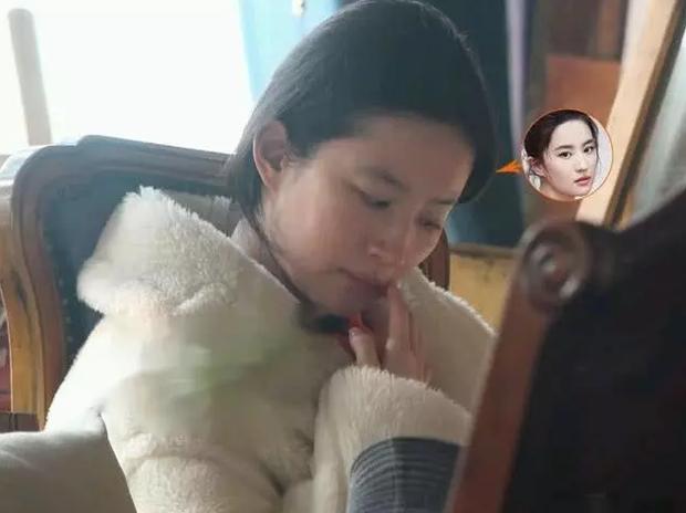 Nhan sắc ngoài đời của Lưu Diệc Phi khi không make up: Làn da đáng ngưỡng mộ nhưng vẫn bị chê bai vì quá xuề xoà-2