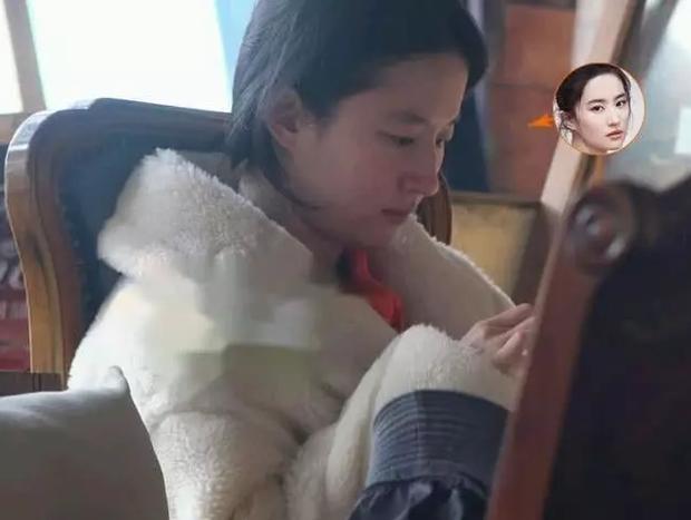 Nhan sắc ngoài đời của Lưu Diệc Phi khi không make up: Làn da đáng ngưỡng mộ nhưng vẫn bị chê bai vì quá xuề xoà-3