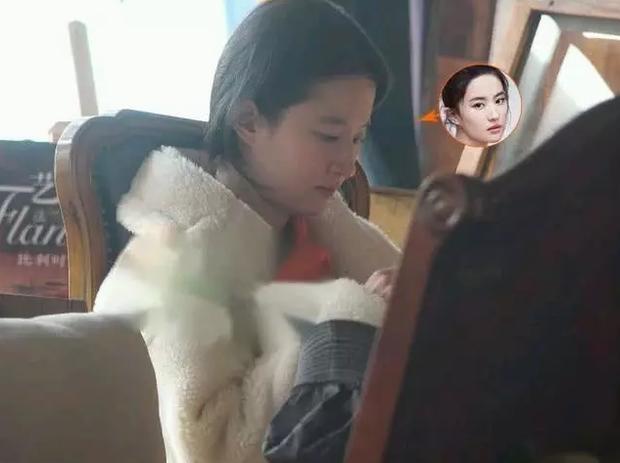 Nhan sắc ngoài đời của Lưu Diệc Phi khi không make up: Làn da đáng ngưỡng mộ nhưng vẫn bị chê bai vì quá xuề xoà-4