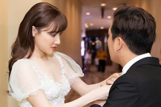 Nhã Phương lại gây sốt với khoảnh khắc chăm sóc Trường Giang cực chu đáo nhưng netizen chỉ dán mắt vào body của cô