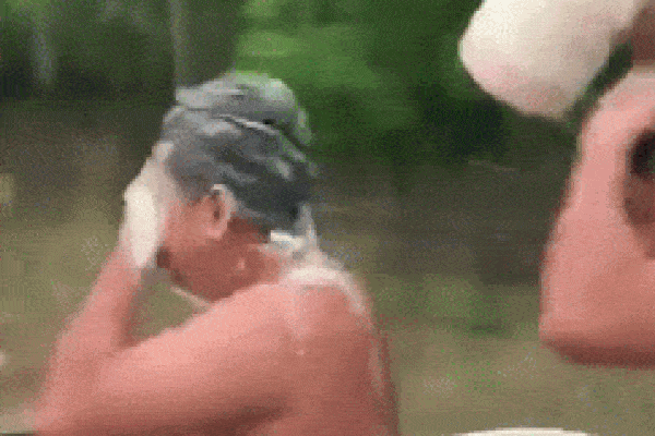 Clip: Phát sợ nhìn 2 người đàn ông ở Bình Dương vừa phóng xe máy ào ào vừa tắm gội để... kịp giờ nhậu-1