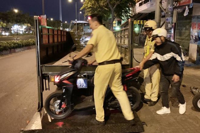 Giật túi xách bất thành, kẻ cướp đạp nạn nhân văng lên vỉa hè-1