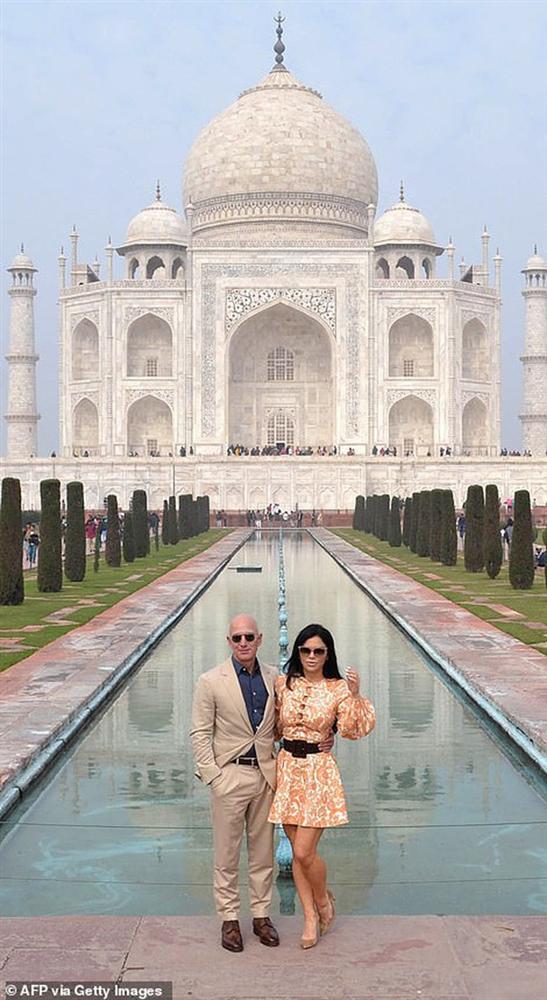 Bạn gái tỷ phú Amazon bị chỉ trích vì mặc váy ngắn tới lăng Taj Mahal-1