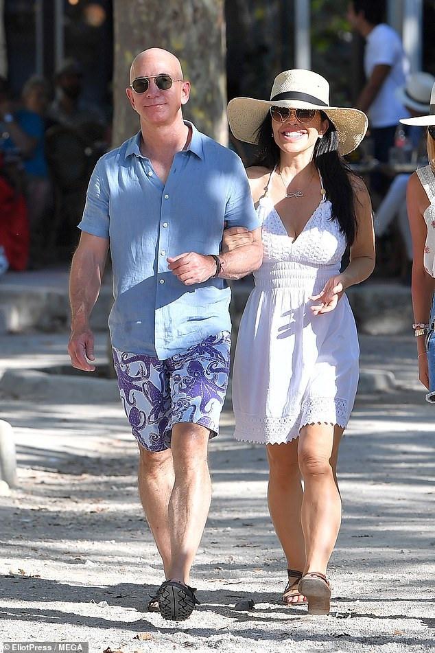 Bạn gái tỷ phú Amazon bị chỉ trích vì mặc váy ngắn tới lăng Taj Mahal-3