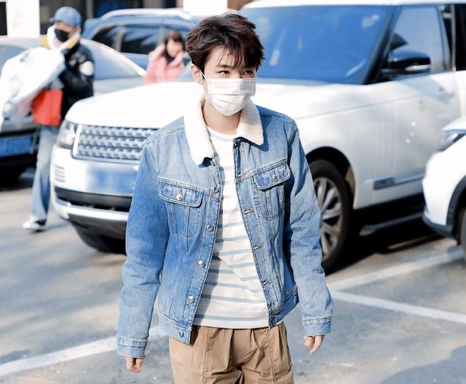 Nghệ sĩ Trung Quốc đeo khẩu trang đi ghi hình vì sợ virus viêm phổi-1