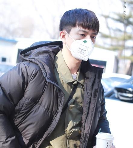 Nghệ sĩ Trung Quốc đeo khẩu trang đi ghi hình vì sợ virus viêm phổi-2