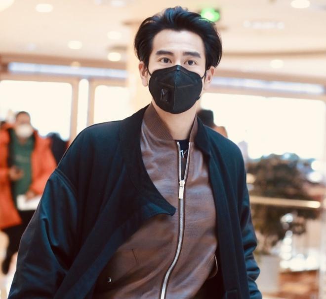 Nghệ sĩ Trung Quốc đeo khẩu trang đi ghi hình vì sợ virus viêm phổi-3