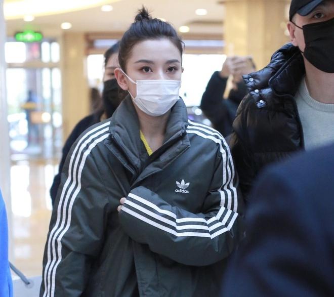 Nghệ sĩ Trung Quốc đeo khẩu trang đi ghi hình vì sợ virus viêm phổi-4