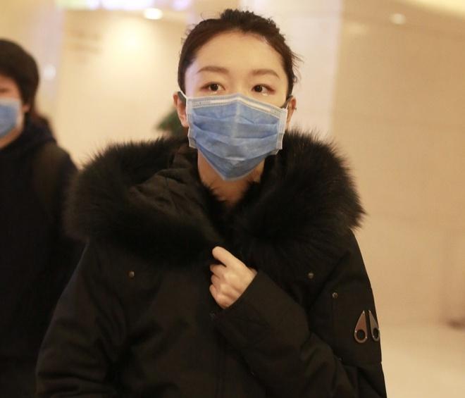 Nghệ sĩ Trung Quốc đeo khẩu trang đi ghi hình vì sợ virus viêm phổi-5