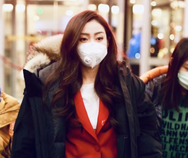 Nghệ sĩ Trung Quốc đeo khẩu trang đi ghi hình vì sợ virus viêm phổi-8