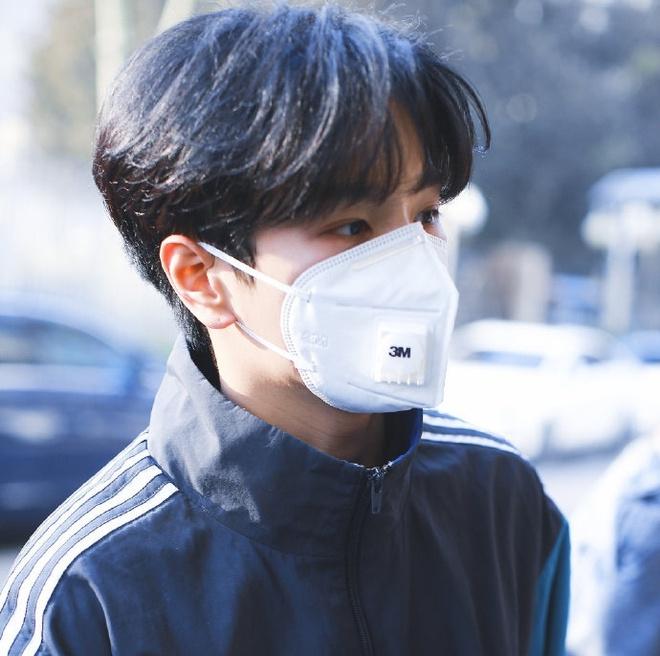 Nghệ sĩ Trung Quốc đeo khẩu trang đi ghi hình vì sợ virus viêm phổi-10