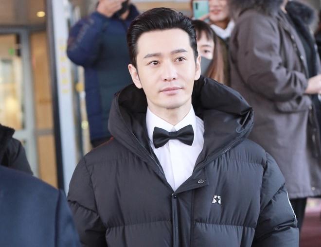 Nghệ sĩ Trung Quốc đeo khẩu trang đi ghi hình vì sợ virus viêm phổi-11