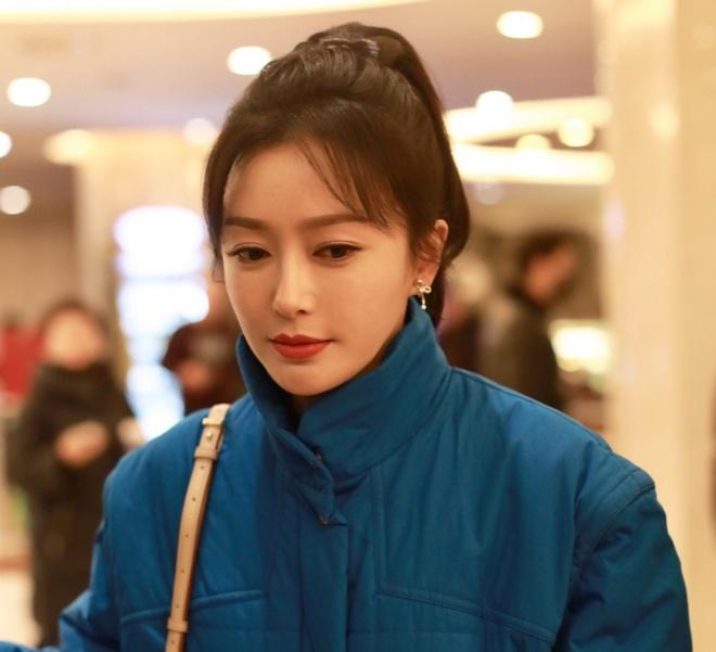 Nghệ sĩ Trung Quốc đeo khẩu trang đi ghi hình vì sợ virus viêm phổi-13