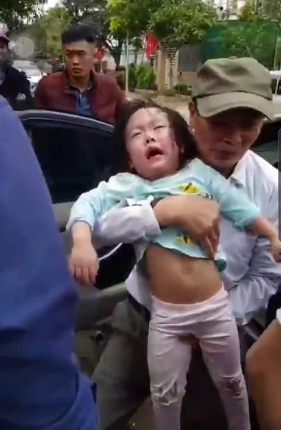 Ngày 28 Tết: Bố quên chìa khóa, 2 bé gái bị mắc kẹt khóc tím tái trên xe ô tô ở Hà Tĩnh-2