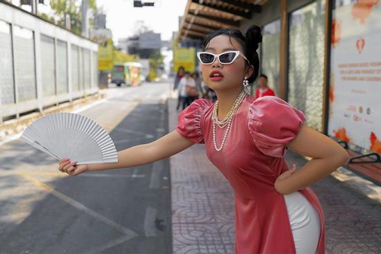 Mặc áo dài sành điệu như Phương Mỹ Chi: xách túi kẹp nách, mang boots siêu ngầu