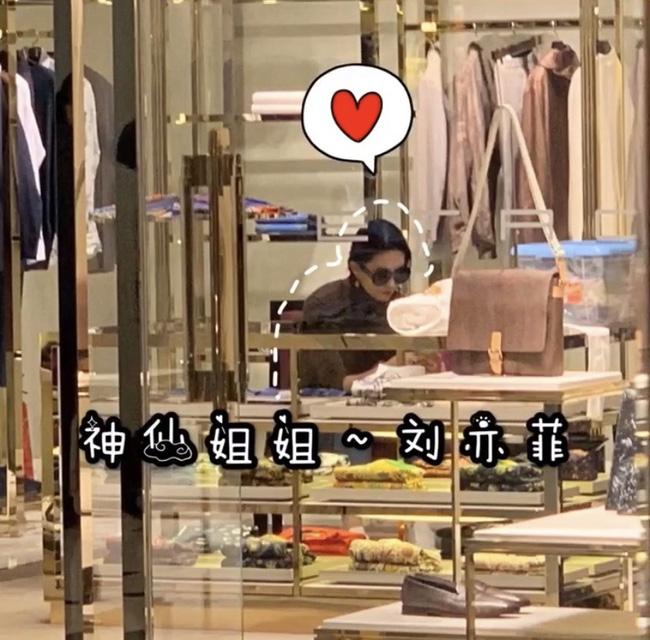 Lưu Diệc Phi hồn nhiên thả rông dạo chơi với thân hình xồ xề?-1