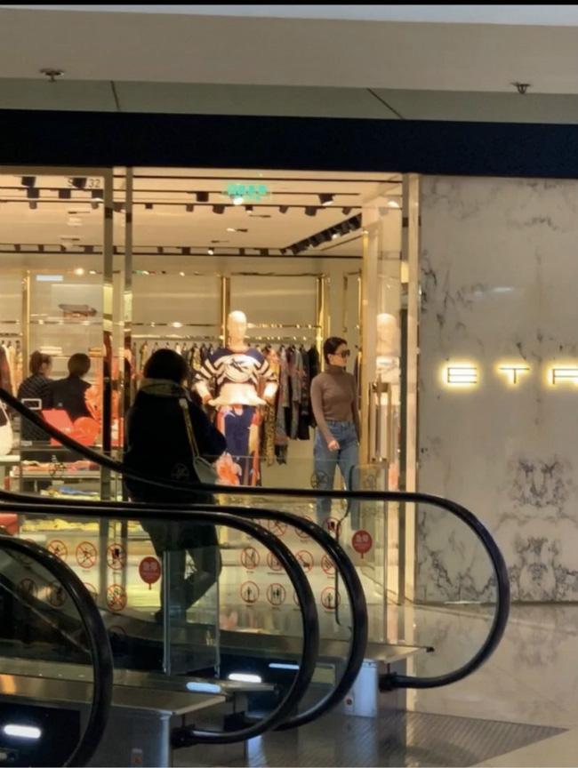 Lưu Diệc Phi hồn nhiên thả rông dạo chơi với thân hình xồ xề?-5