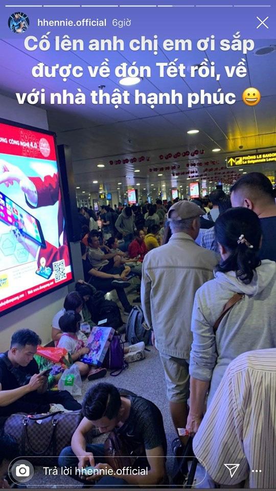 HHen Niê vạ vật ở sân bay nhiều giờ khi về quê ngày cận Tết-1