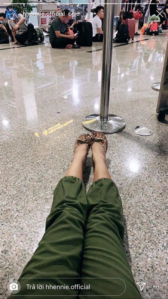 HHen Niê vạ vật ở sân bay nhiều giờ khi về quê ngày cận Tết-2