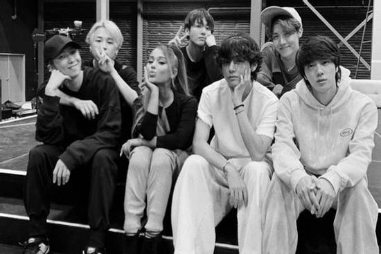 Ariana Grande tung ảnh chụp chung cùng BTS, ARMY càng thêm tin tưởng vào sân khấu với đầy đủ các thành viên tại Grammy