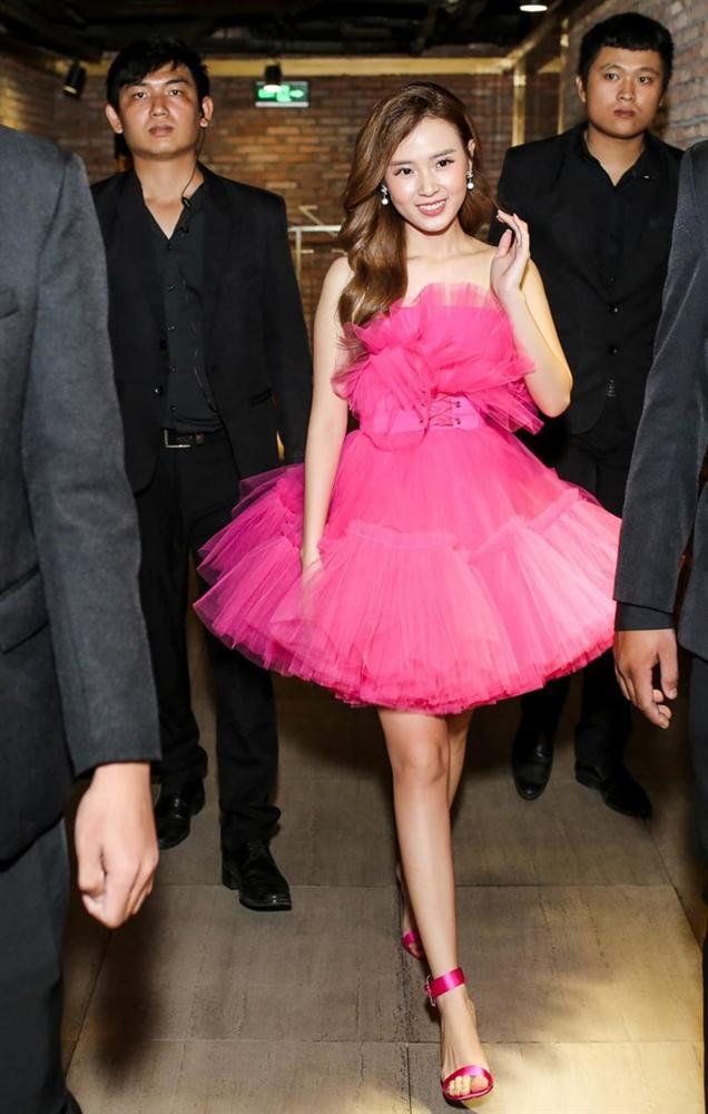 Lên đồ màu sắc ăn Tết sớm, Midu bỗng hóa búp bê bị hư khi cố cưa sừng làm nghé-4