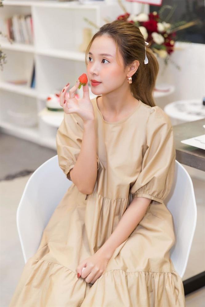 Lên đồ màu sắc ăn Tết sớm, Midu bỗng hóa búp bê bị hư khi cố cưa sừng làm nghé-5