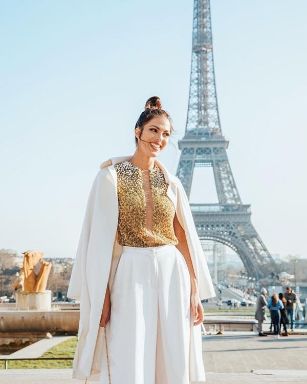 Hoa hậu Hoàn vũ 2016 - Iris Mittenaere (Pháp) với phong cách thời trang chất lừ, thả dáng trước tháp Eiffel.